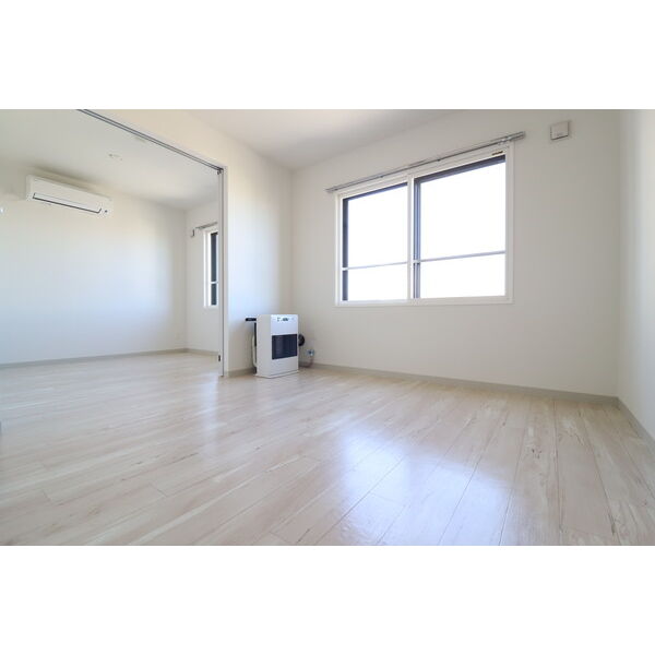 居室・リビング　白基調の落ち着いた内装☆