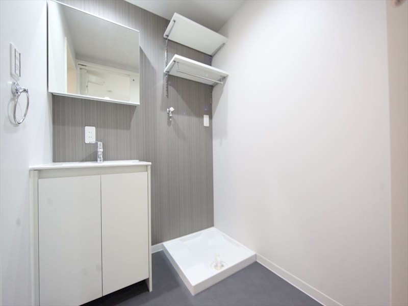 洗面設備　脱衣所　独立洗面台（シャンプードレッサー付）収納スペース有