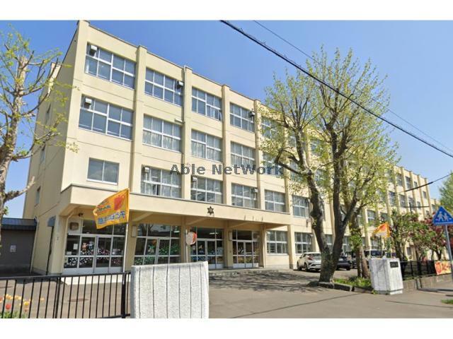 小学校　札幌市立美香保小学校（小学校）まで283m