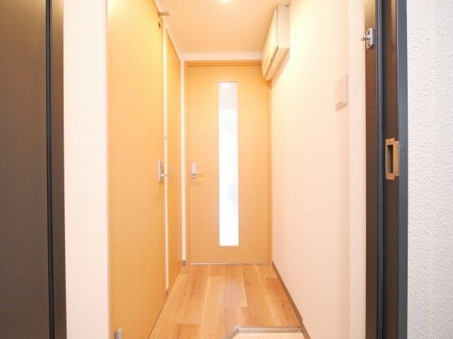 玄関　※写真は別号室です。