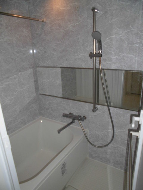 バス・シャワールーム　浴室乾燥付きバスルーム