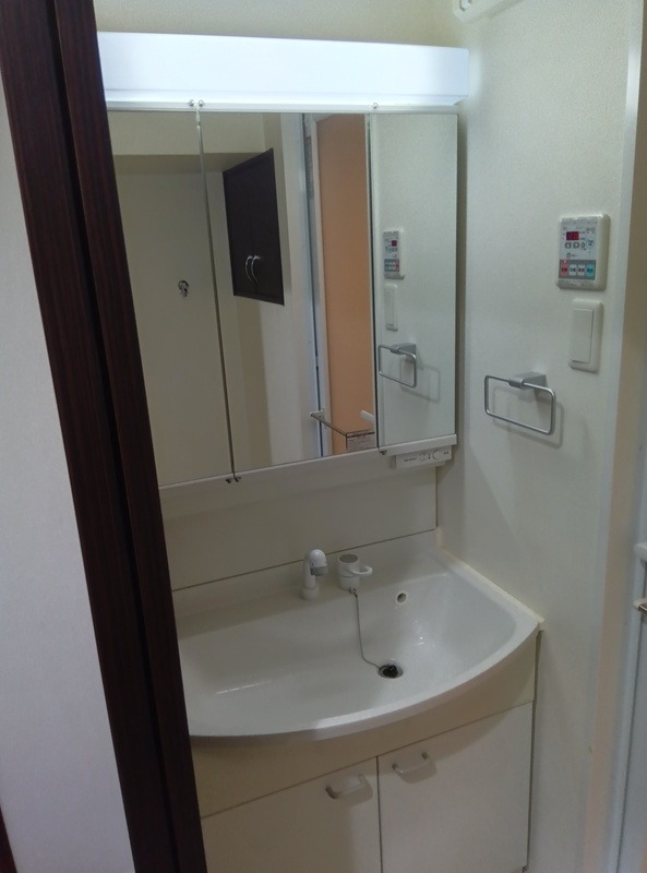 洗面設備　三面鏡で収納もバッチリ