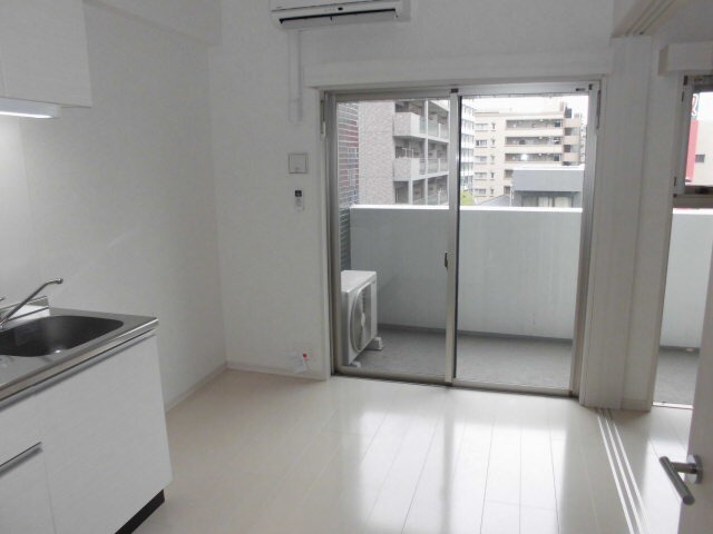 居室・リビング　白基調のオシャレな空間のリビング