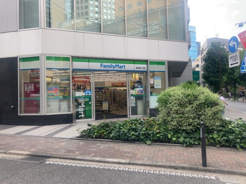 コンビニ　ファミリーマート飯田橋三丁目店（コンビニ）まで108m