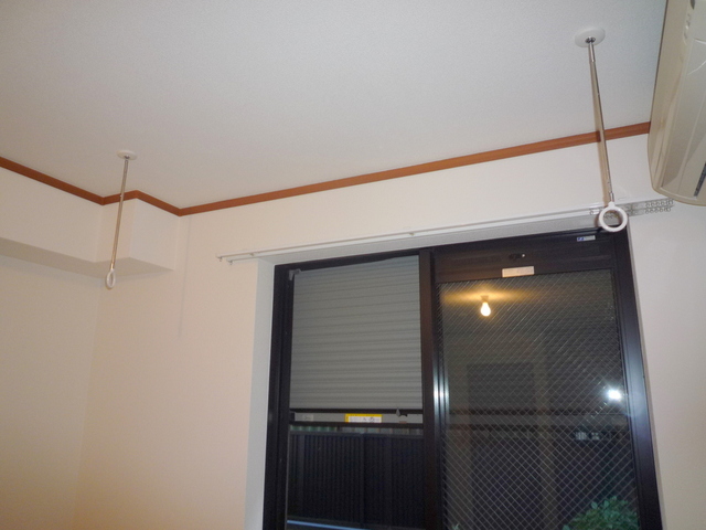 その他設備　★防犯シャッターに室内物干しフック★