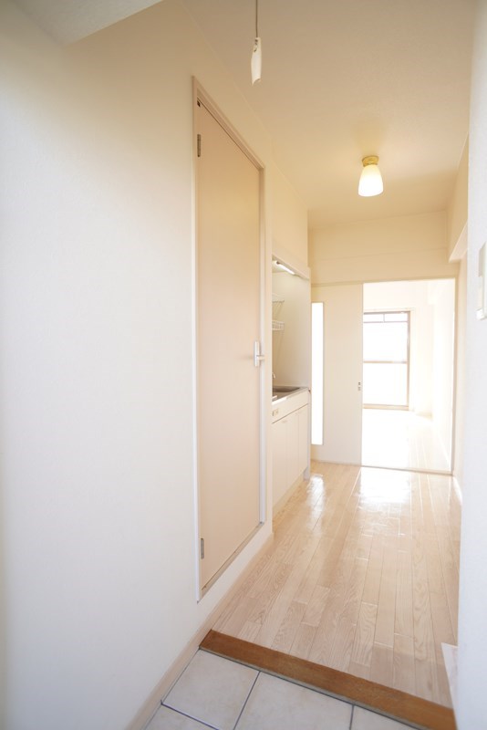 玄関　白を基調とした室内なので明るいです♪