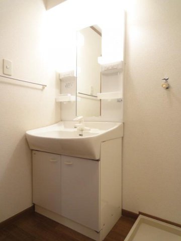 洗面設備　独立洗面化粧台が付いています