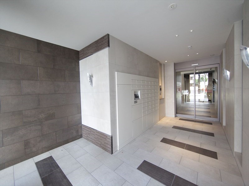 エントランス　エントランス　オートロック　宅配ＢＯＸ　防犯カメラ