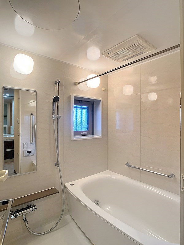 バス・シャワールーム　窓付きの広々お風呂です