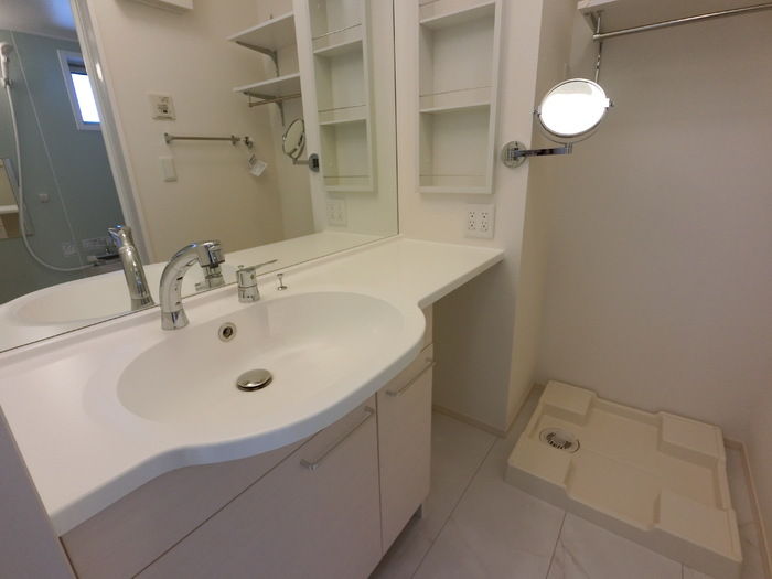 洗面設備　鏡の大きいカウンタータイプの洗髪洗面化粧台