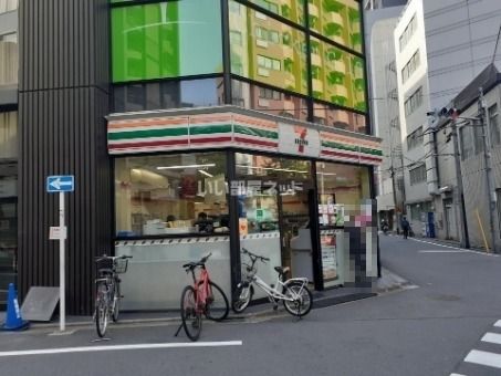 コンビニ　セブンイレブン新宿都税事務所前店（コンビニ）まで215m