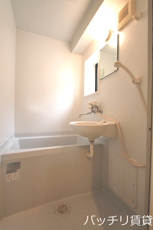 バス・シャワールーム　画像は同型タイプの為、現状を優先致します。