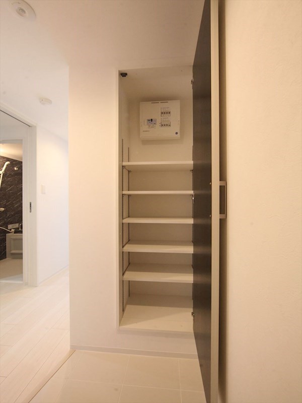 玄関　玄関　シューズボックス付（収納充実してます）