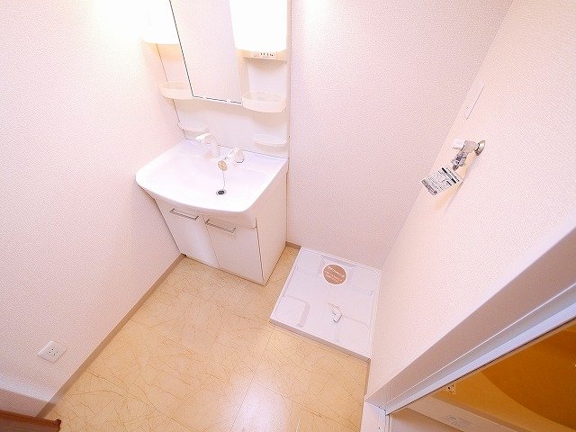 洗面設備　室内に洗濯機が置けます