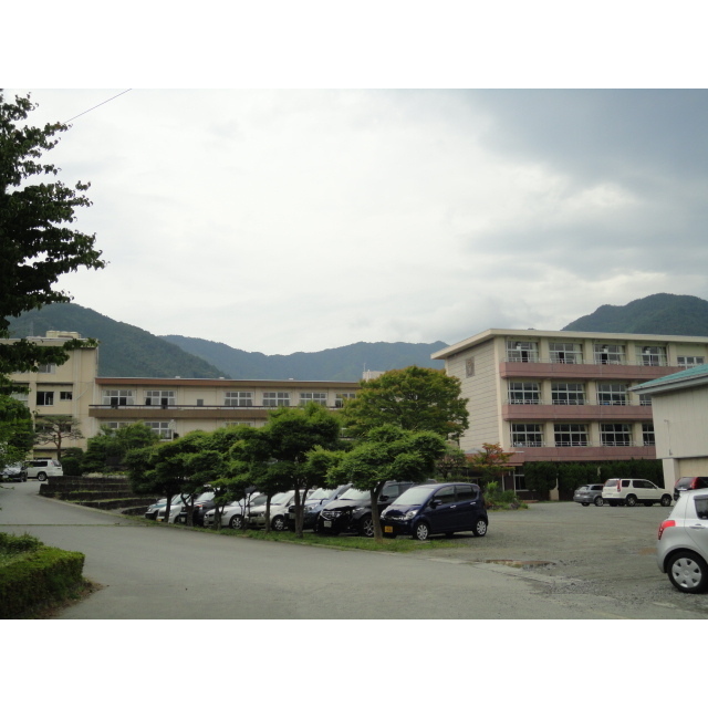 中学校　富士吉田市立下吉田中学校（中学校）まで1145m