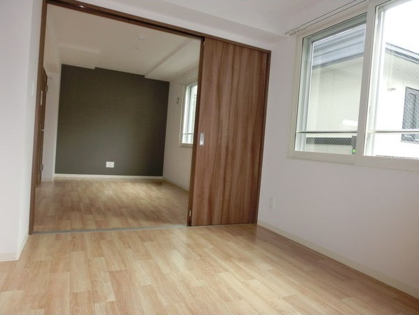 その他部屋・スペース　リビングに隣接した、行き来しやすく寝室にも良いです♪