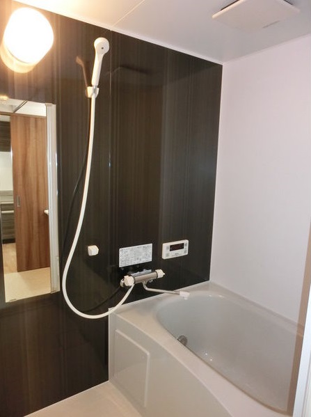 バス・シャワールーム　おしゃれな雰囲気の浴室です♪