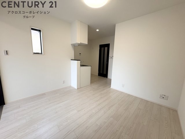 居室・リビング　小窓付き！広々としたリビング！