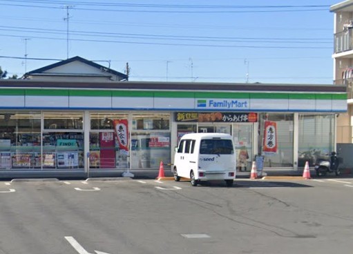 コンビニ　ファミリーマート 日限山四丁目店（コンビニ）まで952m