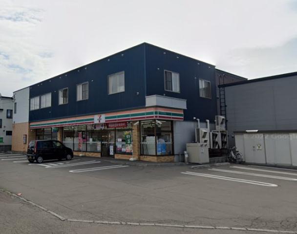 コンビニ　セブンイレブン（コンビニ）まで658m