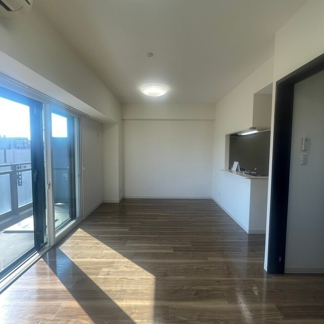 居室・リビング　別部屋写真（７０１）。現況優先。