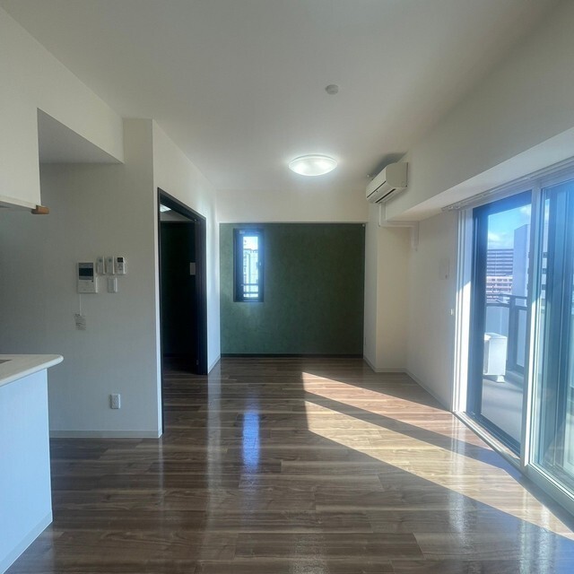 居室・リビング　別部屋写真（７０１）。現況優先。