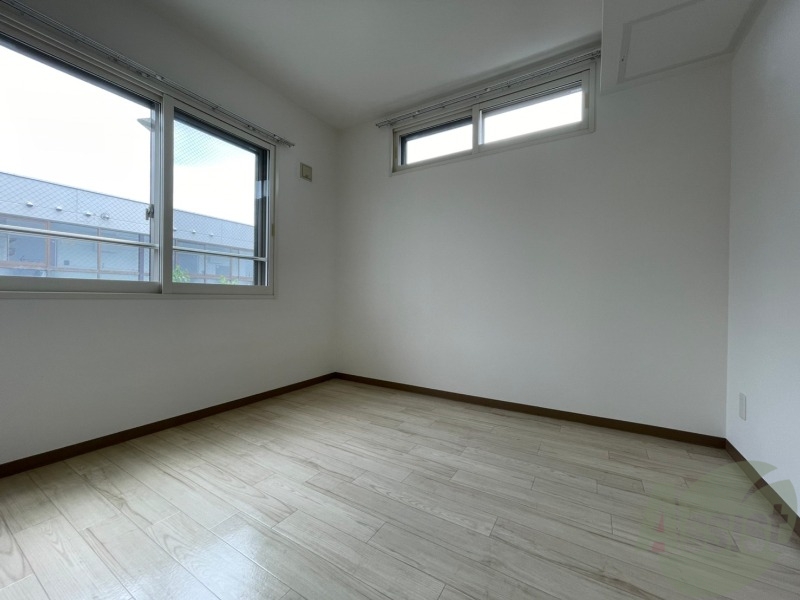 その他部屋・スペース　寝室はこちらです。光が差し込む、温かみのあるお部屋です。