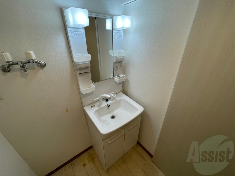 洗面設備　独立洗面台です。大きくてよいですね。シャンプーもできます！