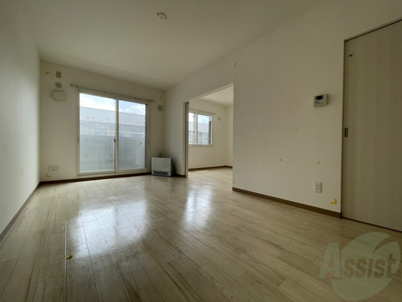 居室・リビング　リビングです。窓が大きくて明るいですね！