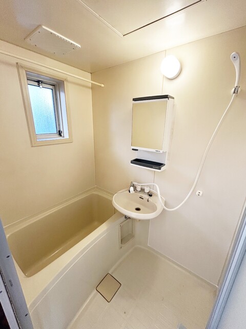 バス・シャワールーム　換気窓付のバスルーム♪