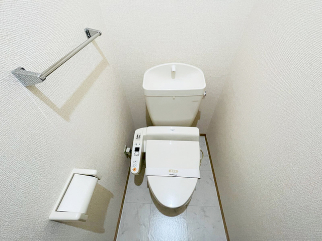 トイレ　温水洗浄便座付きトイレです。