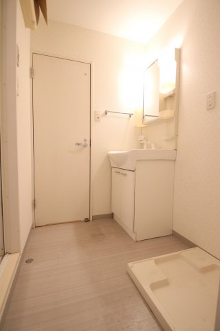 洗面設備　明るい洗面所です