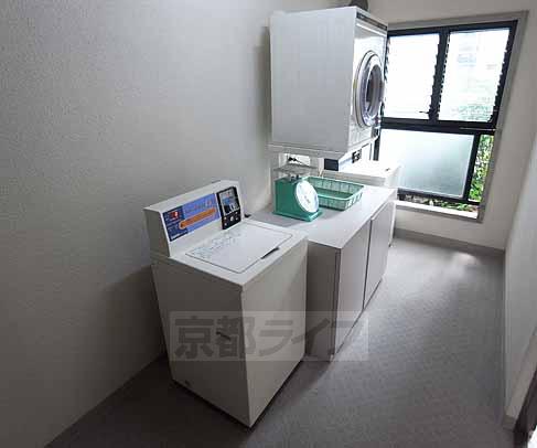 その他部屋・スペース　１階廊下にあるコインランドリーです。