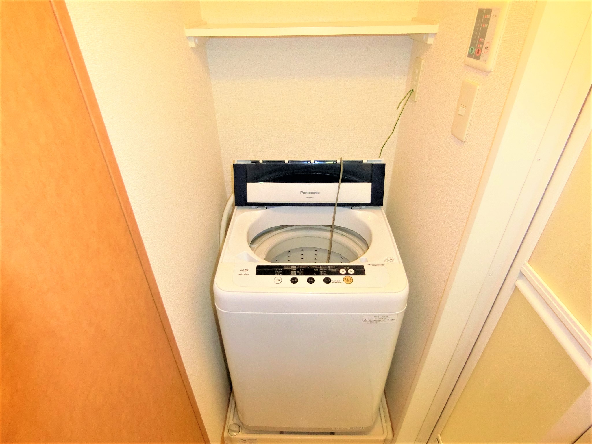 洗面設備　室内に全自動洗濯機が備え付けです☆