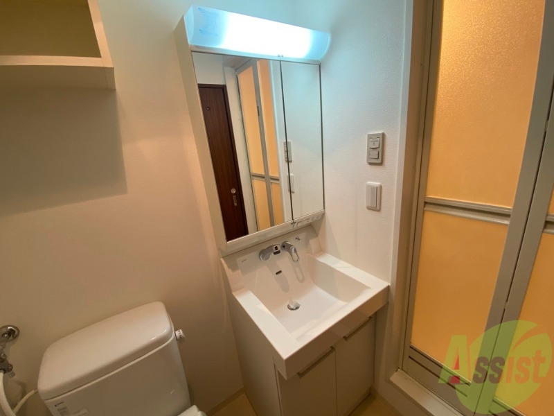 洗面設備　大きくて使いやすそうな独立洗面台になっています。