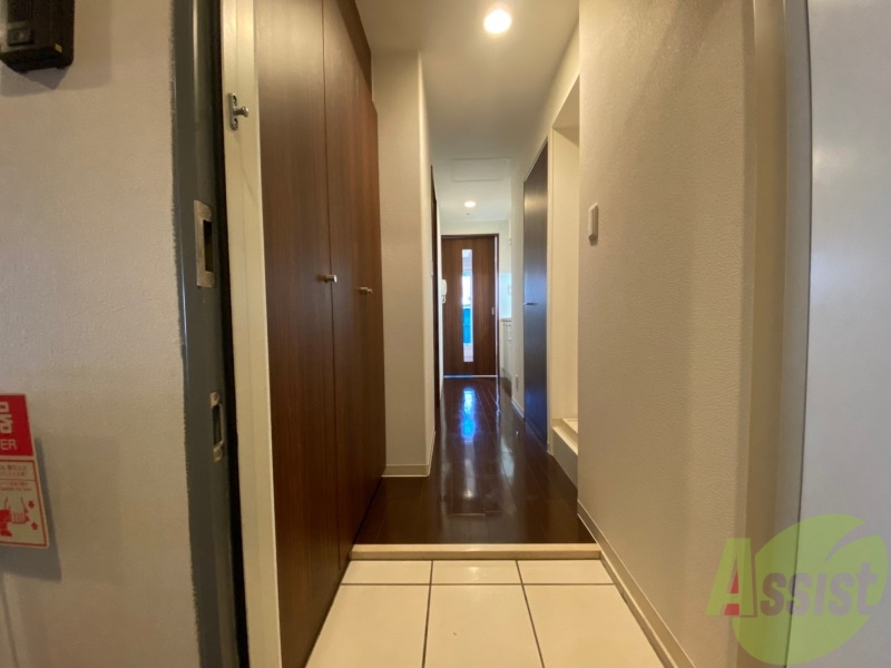 玄関　玄関です。すぐ広いリビングにつながっています。