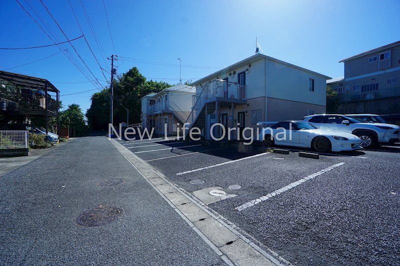 駐車場　敷地内駐車場（4，400円～/月）