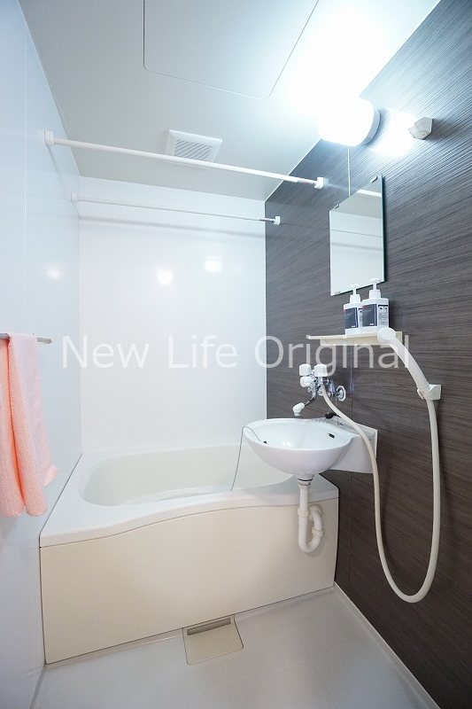 バス・シャワールーム　木目調のパネルが落ち着きのある空間を演出☆