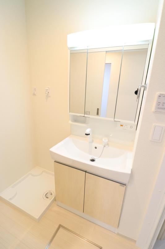 洗面設備　1　洗面脱衣所　シャワー付き洗面台