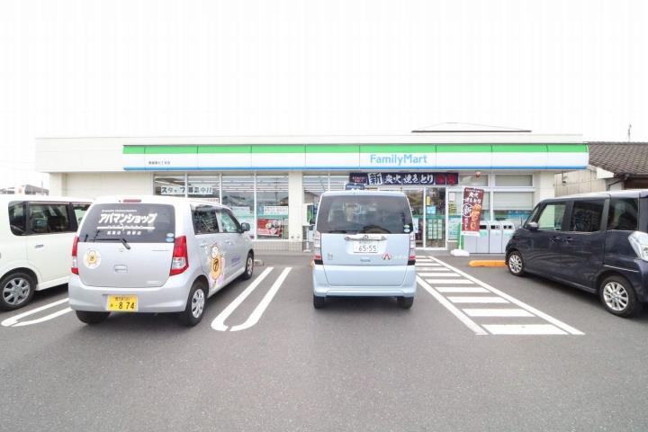 コンビニ　ファミリーマート（コンビニ）まで369m