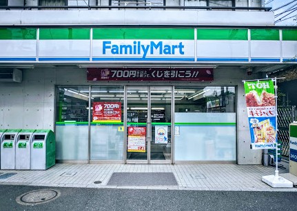 コンビニ　ファミリーマート 新宿上落合店（コンビニ）まで385m