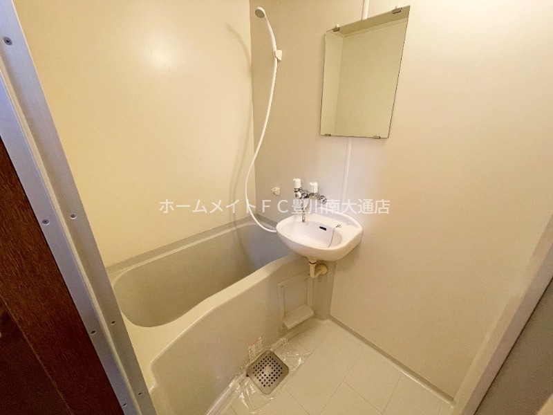 バス・シャワールーム　同型別部屋写真（反転）