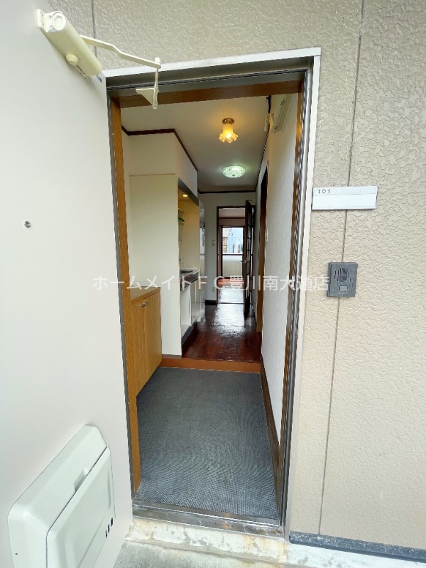 玄関　同型別部屋写真（反転）