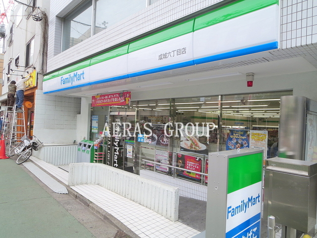 コンビニ　ファミリーマート成城六丁目店（コンビニ）まで647m