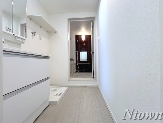 洗面設備　ゆったりとスペースのある洗面所