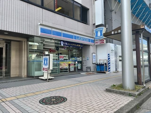 コンビニ　ローソン富山新富町店（コンビニ）まで500m