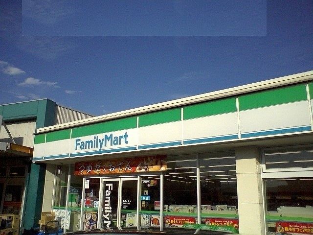 コンビニ　ファミリーマート（コンビニ）まで2100m