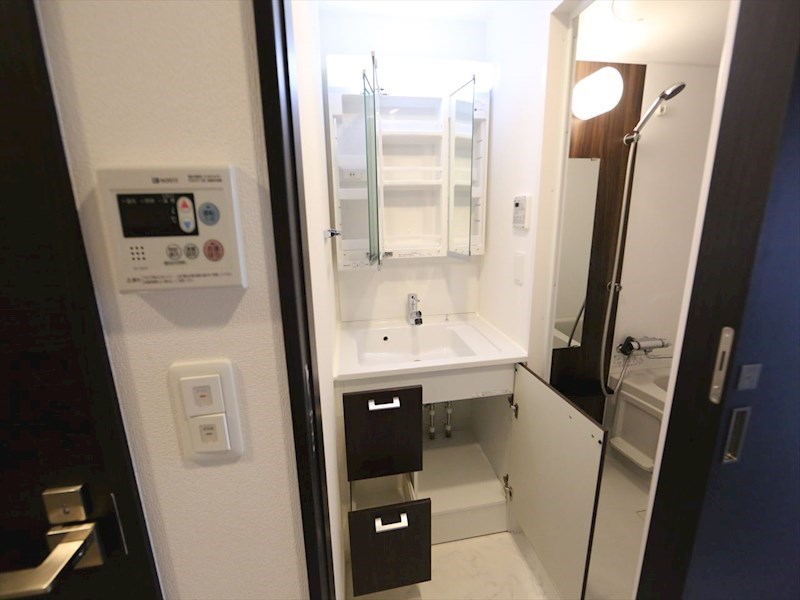 洗面設備　脱衣所　独立洗面台（シャンプードレッサー付）収納スペース有