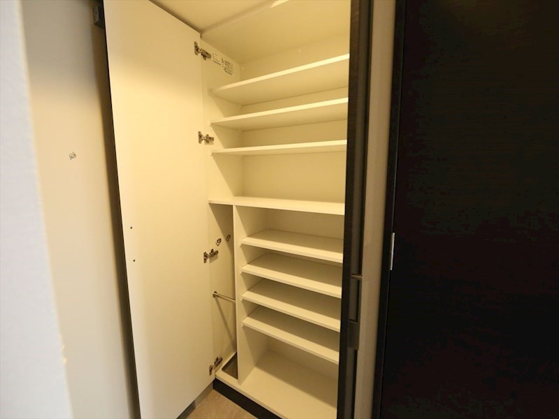 玄関　玄関　シューズボックス付（収納充実してます）