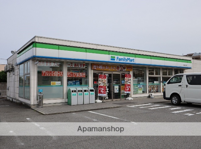 コンビニ　ファミリーマート（コンビニ）まで585m